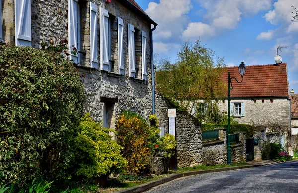 Cherence, France - april 3 2017 : picturesque village in spring — Stock Photo, Image