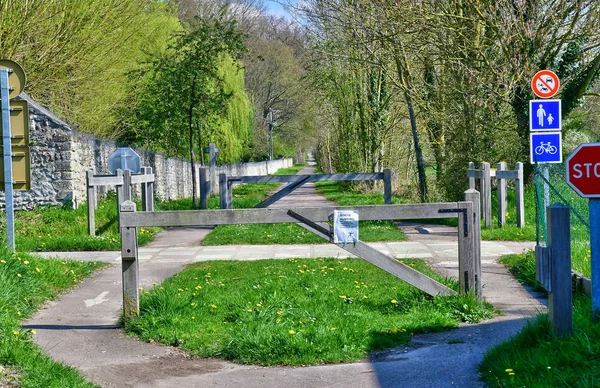 Guerny, Francia - 3 de abril de 2017: pintoresco pueblo en primavera — Foto de Stock