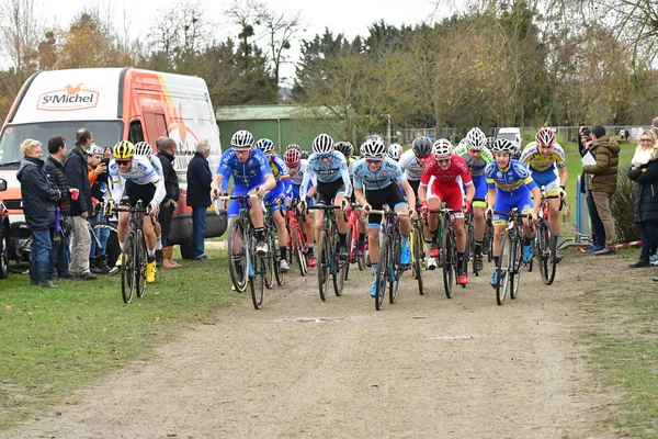 Verneuil sur Seine, Francia - 2 de diciembre de 2018: cyclo cross —  Fotos de Stock