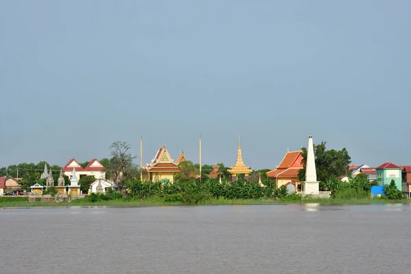 Oudong; Regno di Cambogia - 21 agosto 2018: riva del fiume — Foto Stock