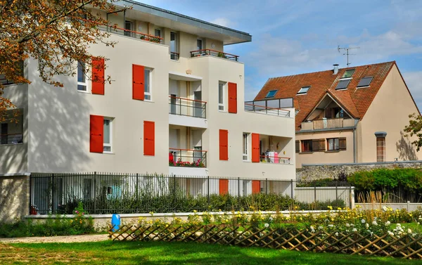 Les Mureaux; Francia - 16 de septiembre de 2017: edificios en la ciudad — Foto de Stock