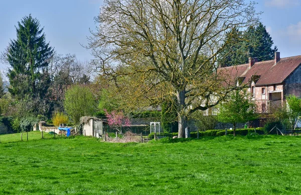 Guerny, Francia - 3 aprile 2017: pittoresco villaggio in primavera — Foto Stock
