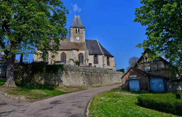 Berthenonville, Francia - 3 de abril de 2017: pintoresco pueblo en s — Foto de Stock