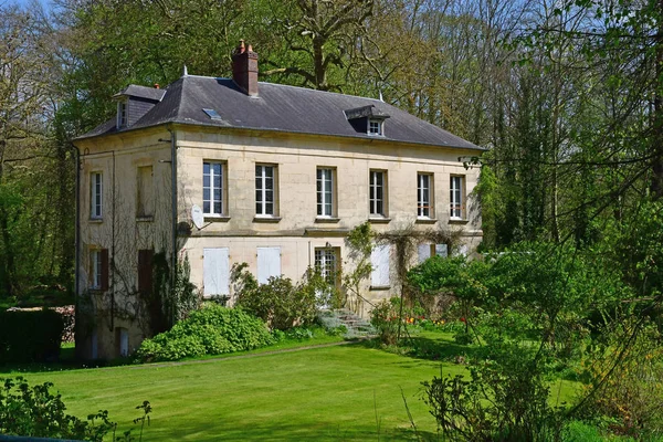 Dampsmesnil, Francia - 3 de abril de 2017: pintoresco pueblo en spri —  Fotos de Stock