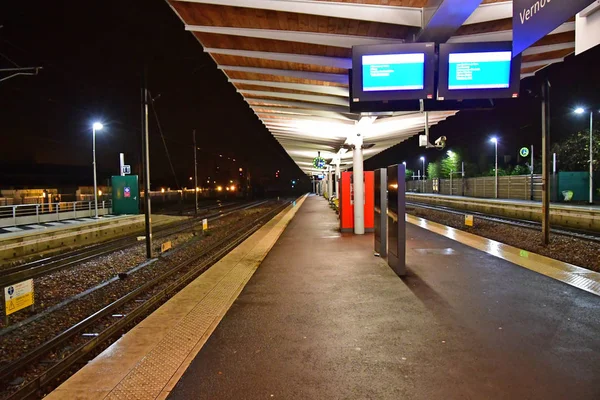 Verneuil sur Seine ; France - 17 mai 2017 : gare — Photo