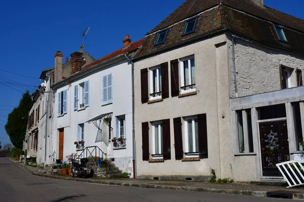 Fontenay Saint Pere; França - 23 de março de 2017: centro da aldeia — Fotografia de Stock