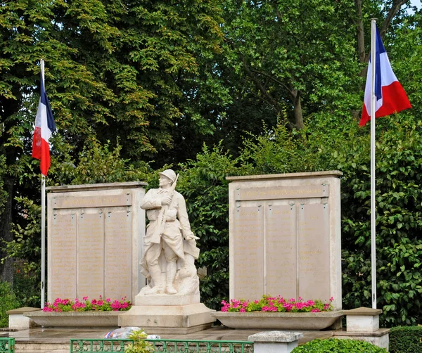 Les Mureaux ; France - 8 mai 2011 : Mémorial de guerre — Photo