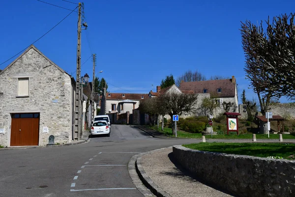 Fontenay-Saint Pere; Frankrijk - 23 maart 2017: dorpscentrum — Stockfoto