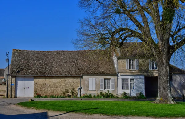 Boury en Vexin, France - april 3 2017 : picturesque village in s — Stock Photo, Image