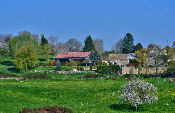 Montjavoult, França - 3 de abril de 2017: pitoresca aldeia em spri — Fotografia de Stock
