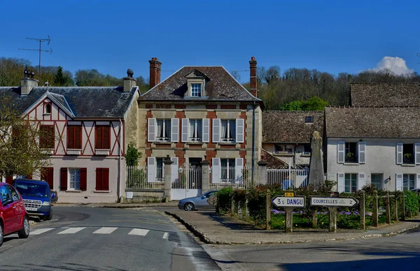 Boury en Vexin, Francja - 3 kwietnia 2017 r.: malownicza wioska w s — Zdjęcie stockowe