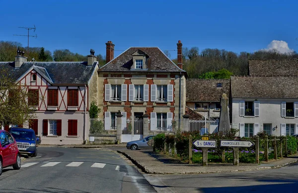 Boury en Vexin, Frankrijk - april 3 2017: pittoresk dorpje in s — Stockfoto