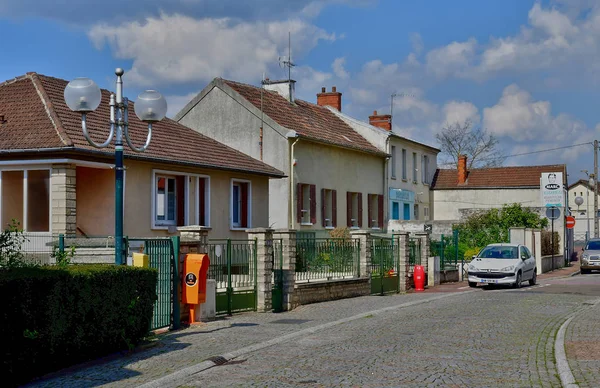 Porcheville, Francia - 3 aprile 2017: pittoresco villaggio a spri — Foto Stock