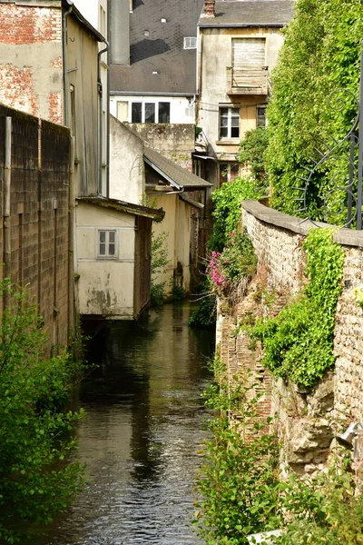 Montivilliers; Frankrijk - mei 11 2017: pittoresk dorpje in de sp — Stockfoto