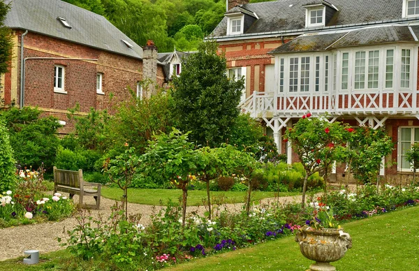 Villequier; Frankrijk - mei 11 2017: pittoresk dorpje in het voorjaar — Stockfoto