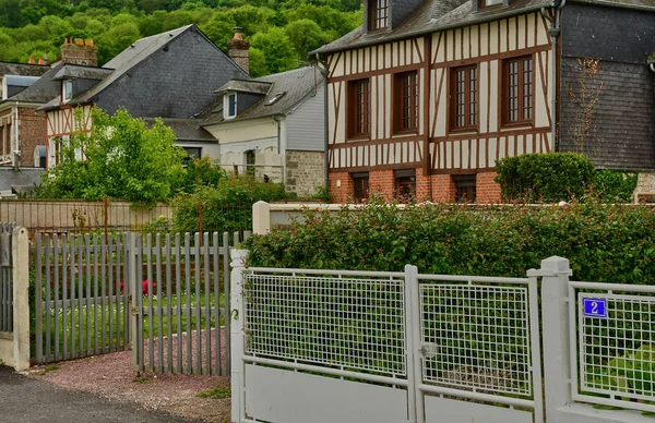Villequier; Frankrijk - mei 11 2017: pittoresk dorpje in het voorjaar — Stockfoto