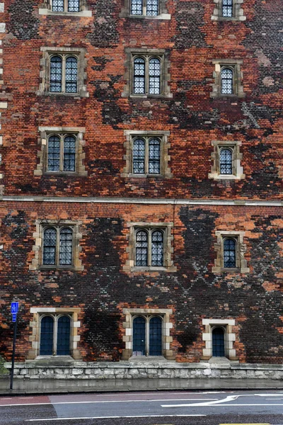 Londres, Inglaterra - 11 de marzo de 2018: antiguo edificio cerca de Lambeth brid — Foto de Stock