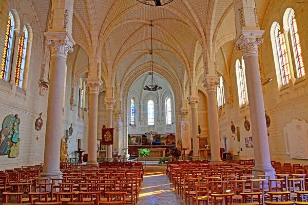 Saint Molf, Francia - 15 de abril de 2017: pintoresco pueblo en spri — Foto de Stock