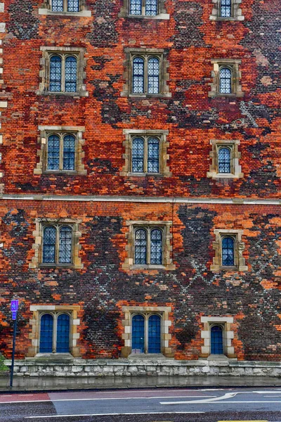 London, England - mars 11 2018: gammal byggnad nära Lambeth brid — Stockfoto
