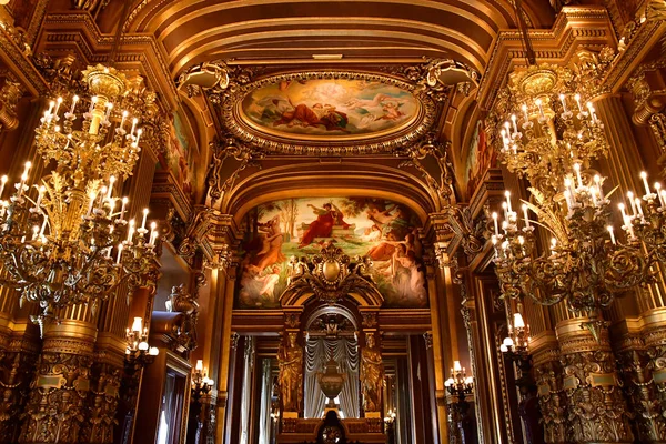 Paris; Fransa - Ağustos 4 2018: Opera de Par büyük fuaye — Stok fotoğraf