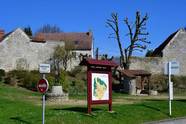 Fontenay Saint Pere; Francia - 23 de marzo de 2017: centro del pueblo — Foto de Stock