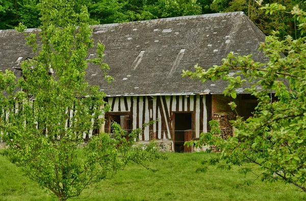 Villequier; Frankrijk - mei 11 2017: pittoresk dorpje in het voorjaar — Stockfoto