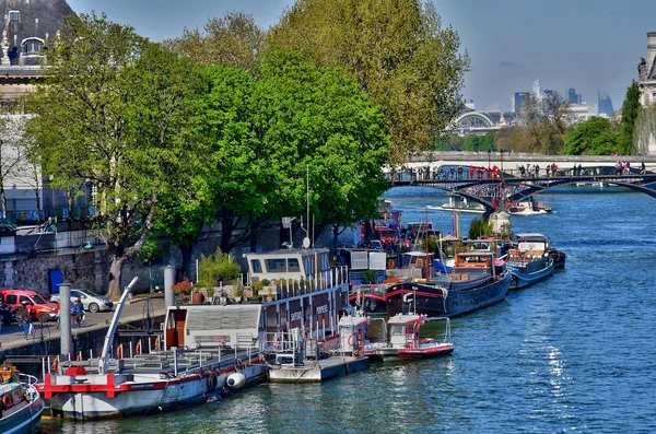 Paris; França - 2 de abril de 2017: Rio Sena visto da Pont Ne — Fotografia de Stock