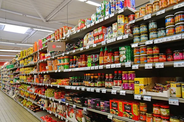 Paris, Francja - 2018 9 lipca: supermarket — Zdjęcie stockowe