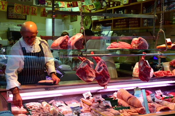 Londen, Engeland - 23 december 2017: vlees bij de slager — Stockfoto