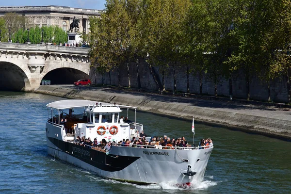 Párizs; Franciaország - április 2 2017: látható a Quai de seine folyó — Stock Fotó