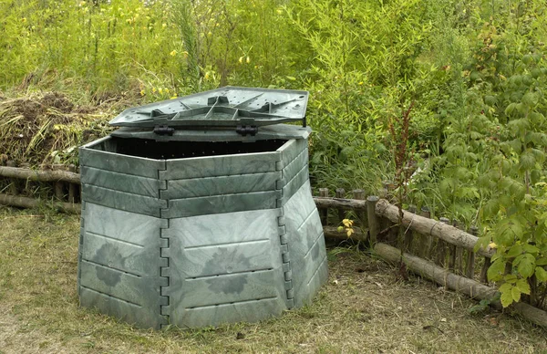 Les Mureaux; Frankrijk - 13 mei 2011: compost bin — Stockfoto