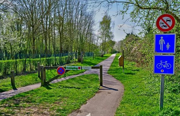 Guerny, Francia - 3 de abril de 2017: pintoresco pueblo en primavera — Foto de Stock