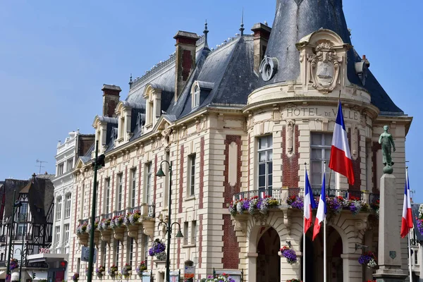 Trouville, Francia - 18 de agosto de 2016: pintoresca ciudad en su —  Fotos de Stock