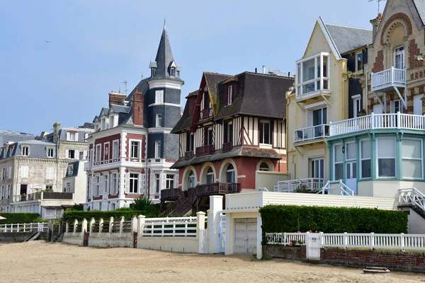 Trouville-πληροφορίες για ταξίδια, Εκδρομές και αξιοθέατα-Αυγούστου 2016 18: γραφική πόλη το καλοκαίρι — Φωτογραφία Αρχείου