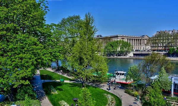 Paris; France - april 2 2017 : Square du Vert Galant — Stok fotoğraf