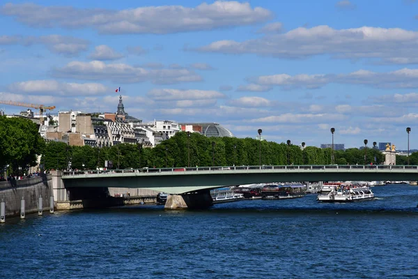 Parigi; Francia - 5 maggio 2017: Ponte Alma — Foto Stock