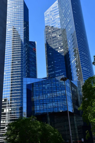 La Defense; Francja - 2017 25 maja: Dzielnica La Defense — Zdjęcie stockowe