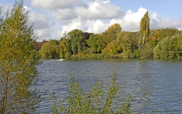 Les Mureaux; Frankrijk - 16 september 2017: Seine rivieroever — Stockfoto