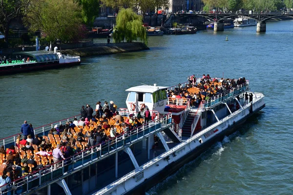 Parijs; Frankrijk - april 2 2017: Seine rivier gezien vanaf de Pont Ne — Stockfoto