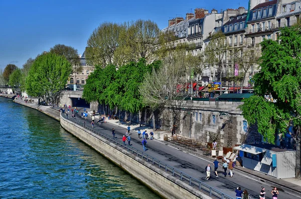 Paris; France - april 2 2017 : Seine river seen from the Pont Ne — Stock Photo, Image