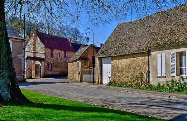 Boury en Vexin, Francia - 3 de abril de 2017: pintoresco pueblo en s — Foto de Stock