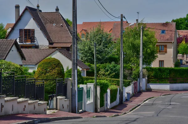 Verneuil sur Seine; Francja - 17 maja 2017: centrum miasta — Zdjęcie stockowe