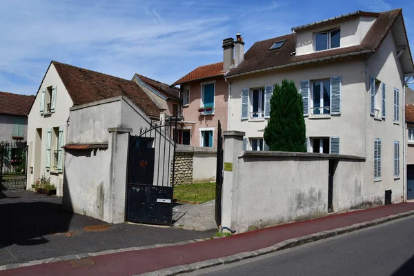 Verneuil sur Seine ; France - 17 mai 2017 : centre-ville — Photo