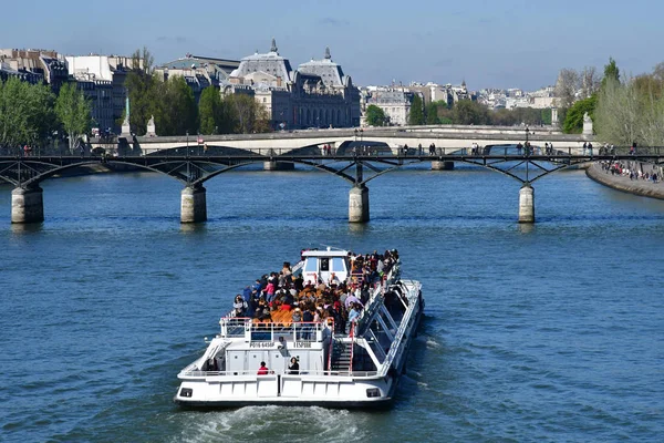 Parijs; Frankrijk - april 2 2017: Seine rivier gezien vanaf de Pont Ne — Stockfoto