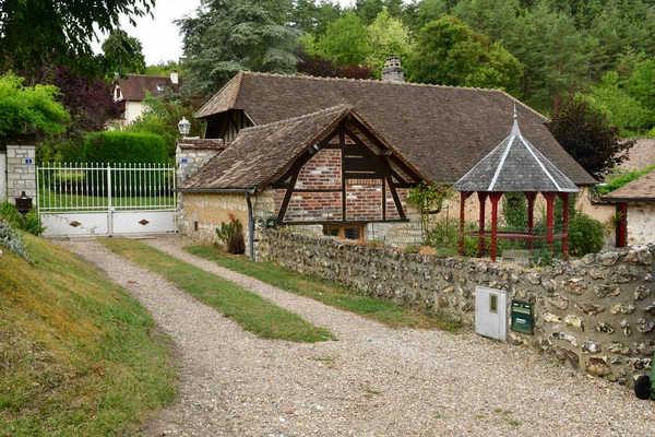 Fontaine sous Jouy; Frankrijk - augustus 8-2018: schilderachtig dorpje — Stockfoto