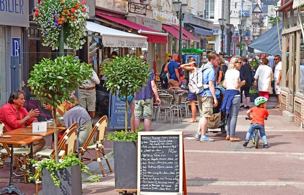 Trouville, Francia - 18 agosto 2016: ristorante — Foto Stock