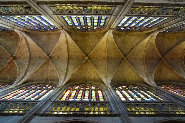 Vernon, Frankreich - 25. März 2017: gotische Stiftskirche — Stockfoto