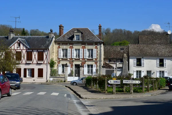 Boury en Vexin, Francia - 3 aprile 2017: pittoresco villaggio in s — Foto Stock