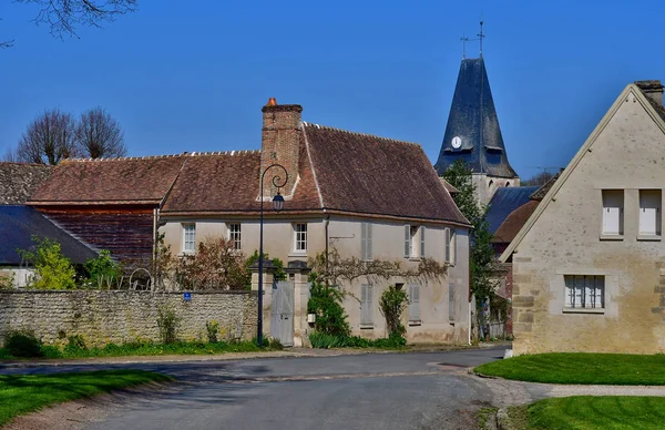 Boury en Vexin, Frankrijk - april 3 2017: pittoresk dorpje in s — Stockfoto