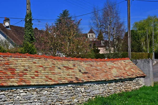 Fontenay-Saint Pere; Frankrijk - 23 maart 2017: dorpscentrum — Stockfoto